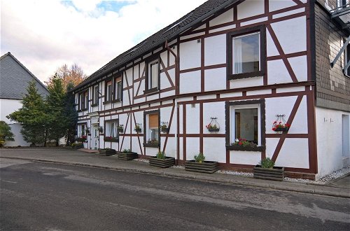 Foto 35 - Spacious Group Home near Winterberg & Willingen with Private Garden