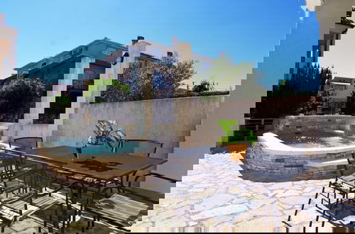 Foto 18 - Modern Villa With Swimming Pool