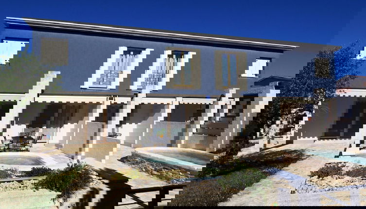 Foto 1 - Modern Villa With Swimming Pool