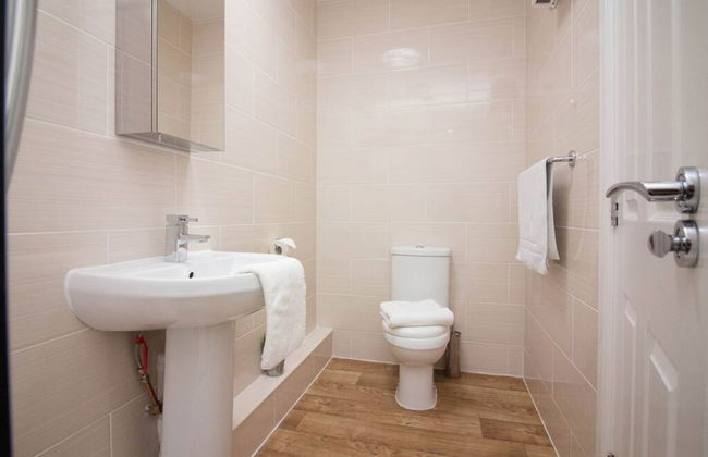 Stayzo Castle Penthouse 18- A Clean Fresh Modern Apartment With Free Wi-fi - Foto 8