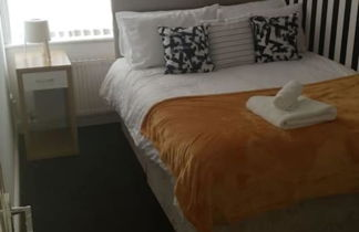 Photo 2 - Gateshead's Amethyst 3 Bedroom Apt, Sleeps 6 Guest