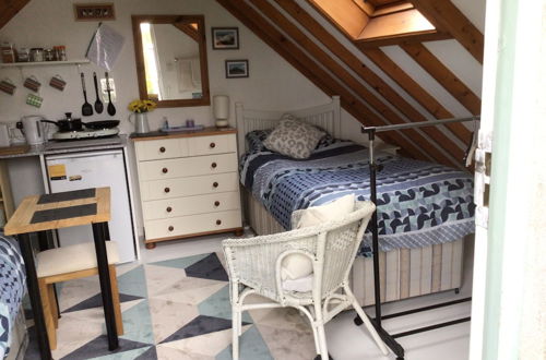 Foto 7 - Cozy Camborne Studio Retreat With two Single Beds