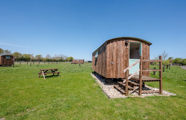 Honeysuckle Farm Hut 1 - Suffolk Farm Holidays - Foto 1