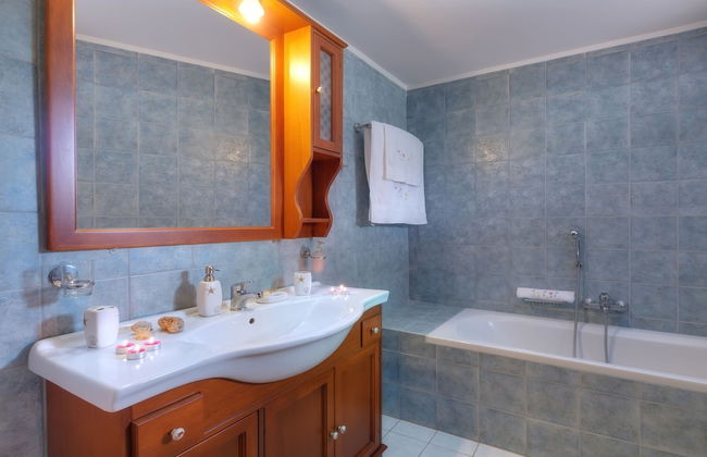 Traditional Ioannis Cottage...luxurious & Rustic With Ecological Heated Pool !!! - Photo 10