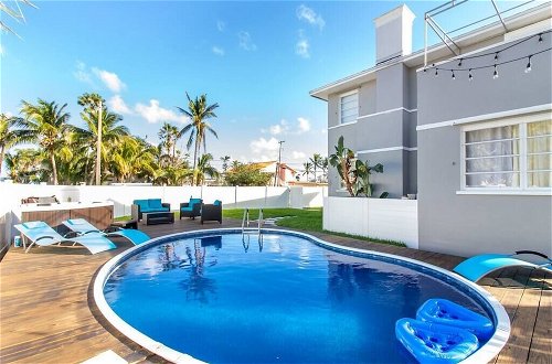 Foto 1 - Astonishing Bayshore Villa with Pool