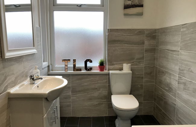 Stylish 3 Bedroom House Only 5 Mins From M6/m58 - Foto 16