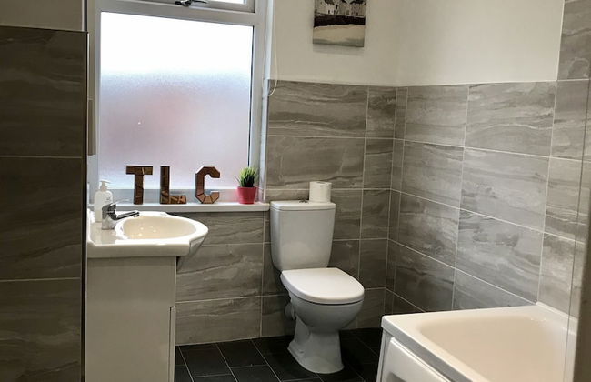 Stylish 3 Bedroom House Only 5 Mins From M6/m58 - Foto 17