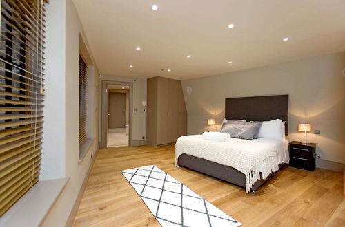 Photo 5 - Luxury Loft Oxford Street with AC