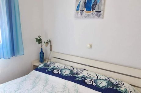 Photo 8 - Sea-view Apartment - Sleeps 4, Parking & Balcony