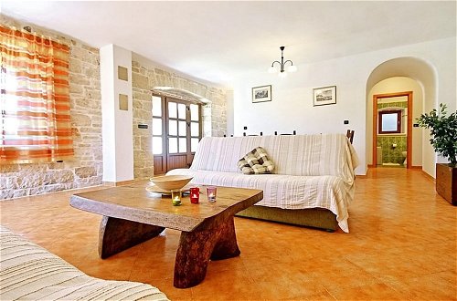 Foto 4 - Authentic Villa in Tinjan With Private Pool