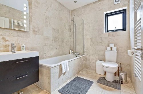 Photo 25 - Stylish and Bright 3 Bedroom Duplex in North London