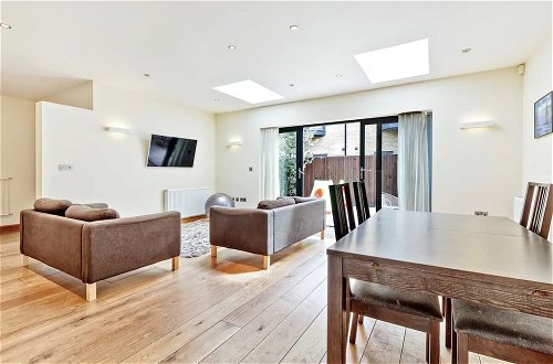 Photo 17 - Stylish and Bright 3 Bedroom Duplex in North London