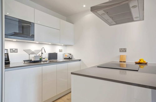 Photo 12 - Modern 1 Bedroom Apartment Near Olympic Park