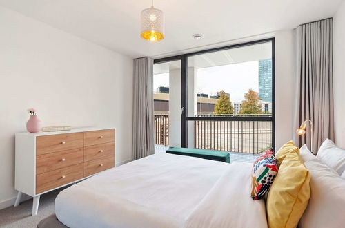 Photo 3 - Modern 1 Bedroom Apartment Near Olympic Park