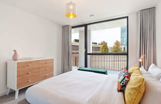 Photo 3 - Modern 1 Bedroom Apartment Near Olympic Park