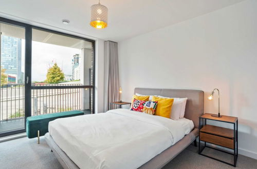 Photo 4 - Modern 1 Bedroom Apartment Near Olympic Park