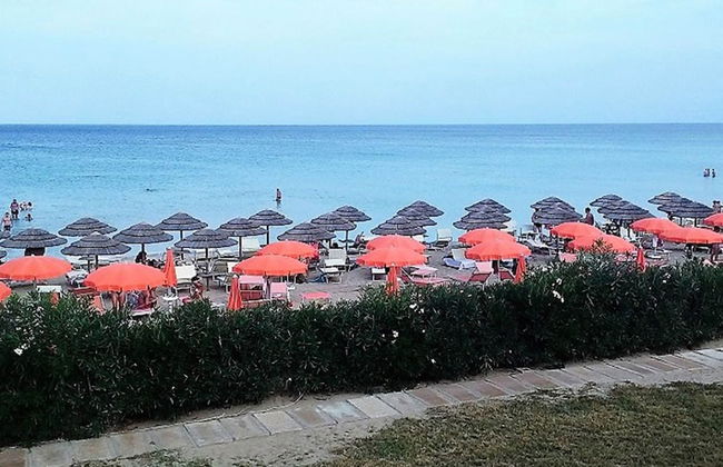 Beachside Getaway w/ Garden - Foto 33