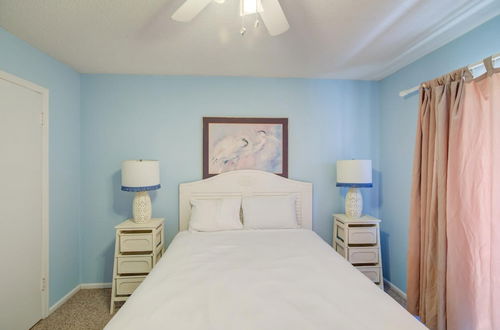 Foto 3 - Charming Condo Walking Distance to Beach With two Pools in Gulf Shores