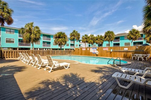 Foto 33 - Serene Condo on the Beach With Pool Covered Deck