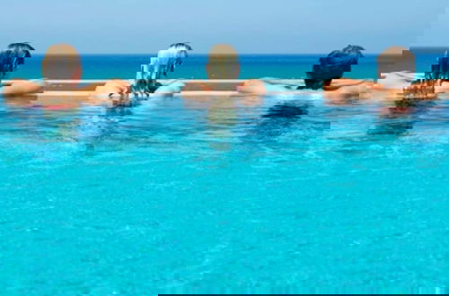 Foto 7 - Aphroditebeachfrontresort Unique gem Direct by sea