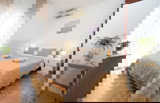 Foto 3 - Double bed Room With Private Bathroom and Balcony
