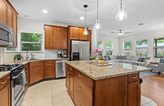 Large South Austin Home with a Pool - Photo 12