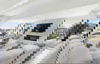 Foto 1 - Moonlight Modern by Avantstay Spectacular Beach/ocean Views Footsteps From Beach and Shops!
