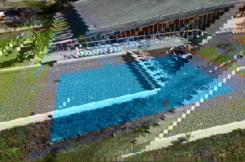 Foto 17 - Lakeside Luxury Mansion by Belvilla