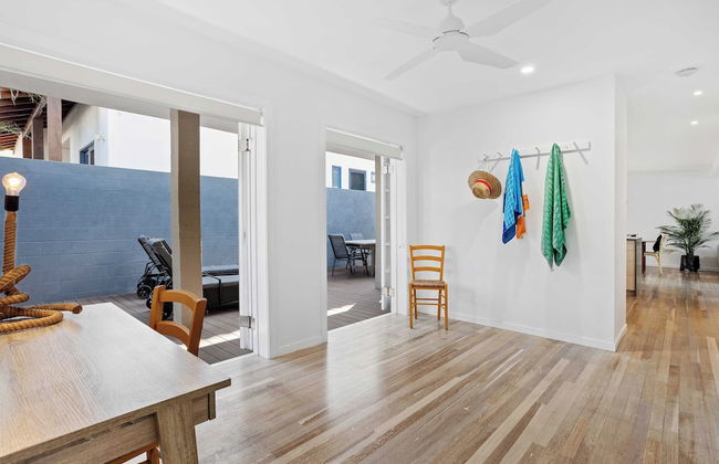 Albatross Beachfront 3 Bedroom Apartment - Photo 13