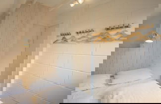 Photo 3 - Radiant Seaside Holiday Home