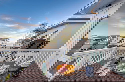 Photo 3 - Ocean Breeze II by Avantstay Steps to the Beach!