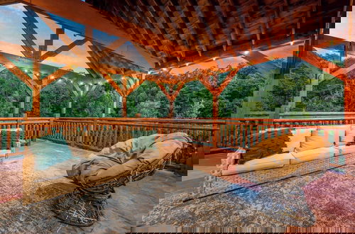 Foto 31 - Smokeys Paradise by Avantstay Sleeps 22 + Pool