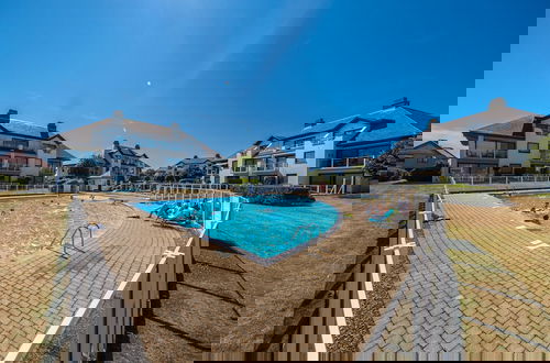 Foto 10 - Poolside Comfort With Terrace