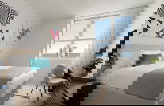 Photo 2 - Hyde Beach House by Zelloo