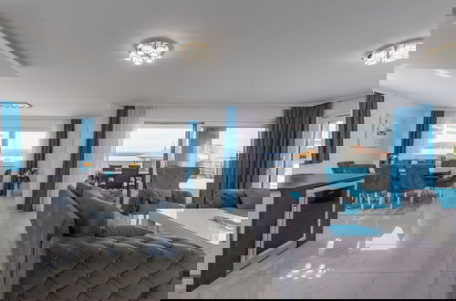 Foto 17 - Luxury Pool Apartment With Sea View