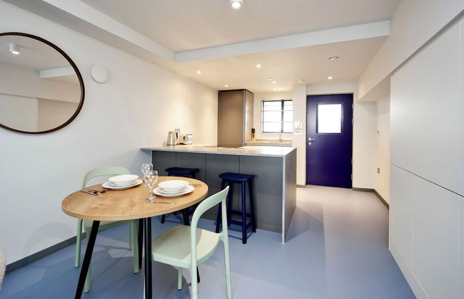 Striking One-bedroom Apartment Vibrant Poplar - Photo 5