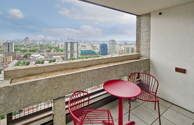 Striking One-bedroom Apartment Vibrant Poplar - Photo 2