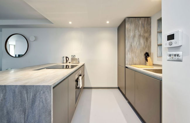 Striking One-bedroom Apartment Vibrant Poplar - Photo 12