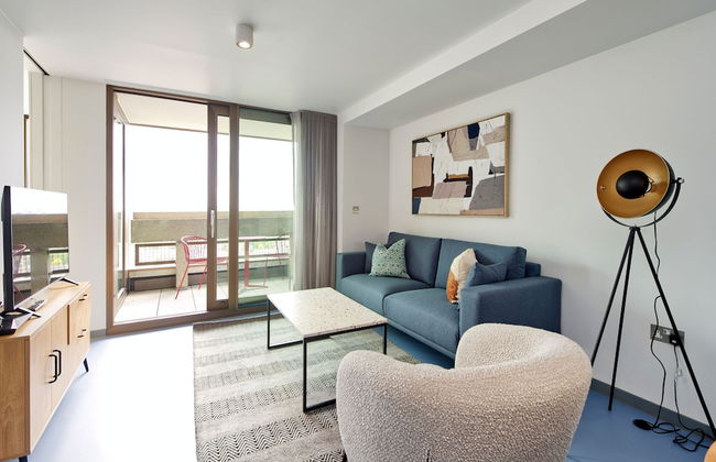 Striking One-bedroom Apartment Vibrant Poplar - Photo 11