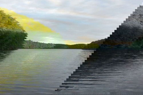 Foto 9 - Small House Lake Modern Retreat