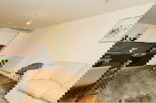 Foto 5 - Sleek 2 Bedroom Apartment - Sofa-bed - Ashford