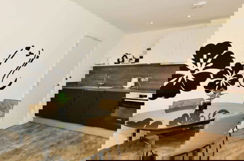 Foto 8 - Sleek 2 Bedroom Apartment - Sofa-bed - Ashford