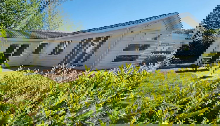 Foto 1 - Chalet Near the Golf Course on a Holiday Park