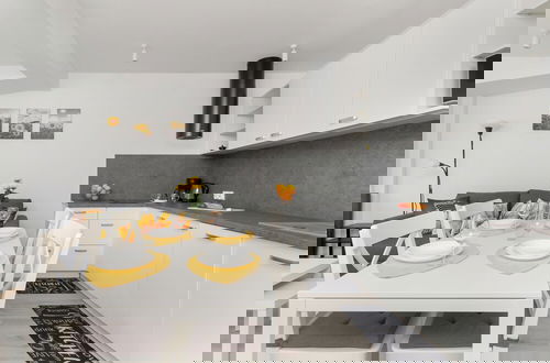 Photo 2 - Sunny Apartment With Parking by Renters