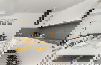 Photo 2 - Sunny Apartment With Parking by Renters