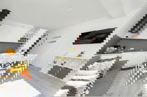 Photo 16 - Sunny Apartment With Parking by Renters