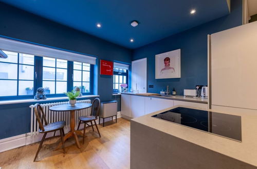 Photo 14 - Bright and Stylish 2 Bedroom Flat in Chiswick