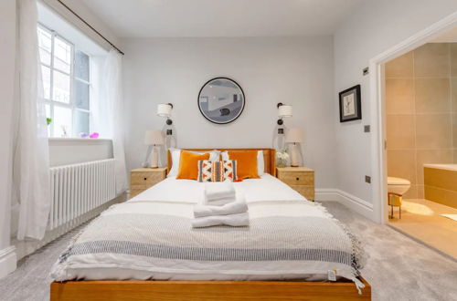 Photo 5 - Bright and Stylish 2 Bedroom Flat in Chiswick
