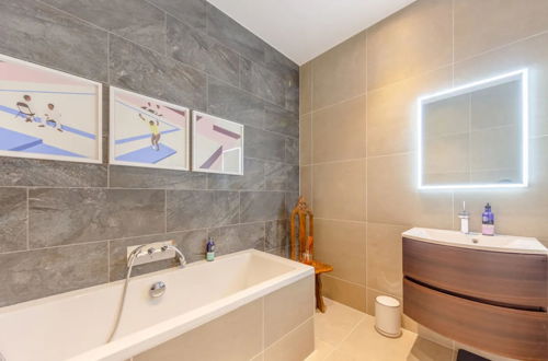 Photo 20 - Bright and Stylish 2 Bedroom Flat in Chiswick