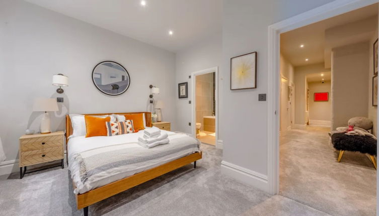 Photo 1 - Bright and Stylish 2 Bedroom Flat in Chiswick